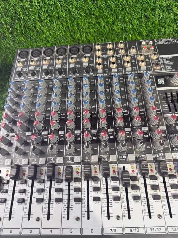 Микшерный пульт  Behringer xenyx 1832